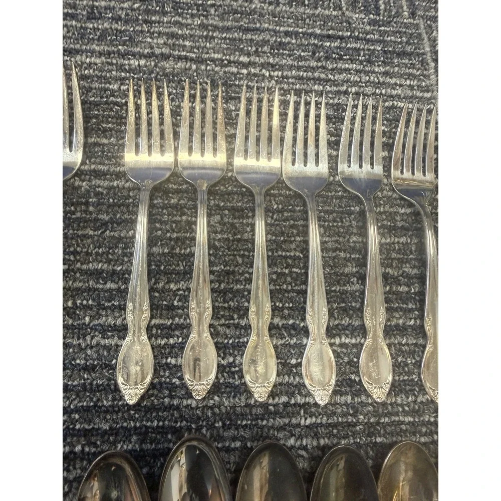 30 Pcs Vintage Wm Rogers Precious Mirror Flatware Silver Plate Forks Spoons
